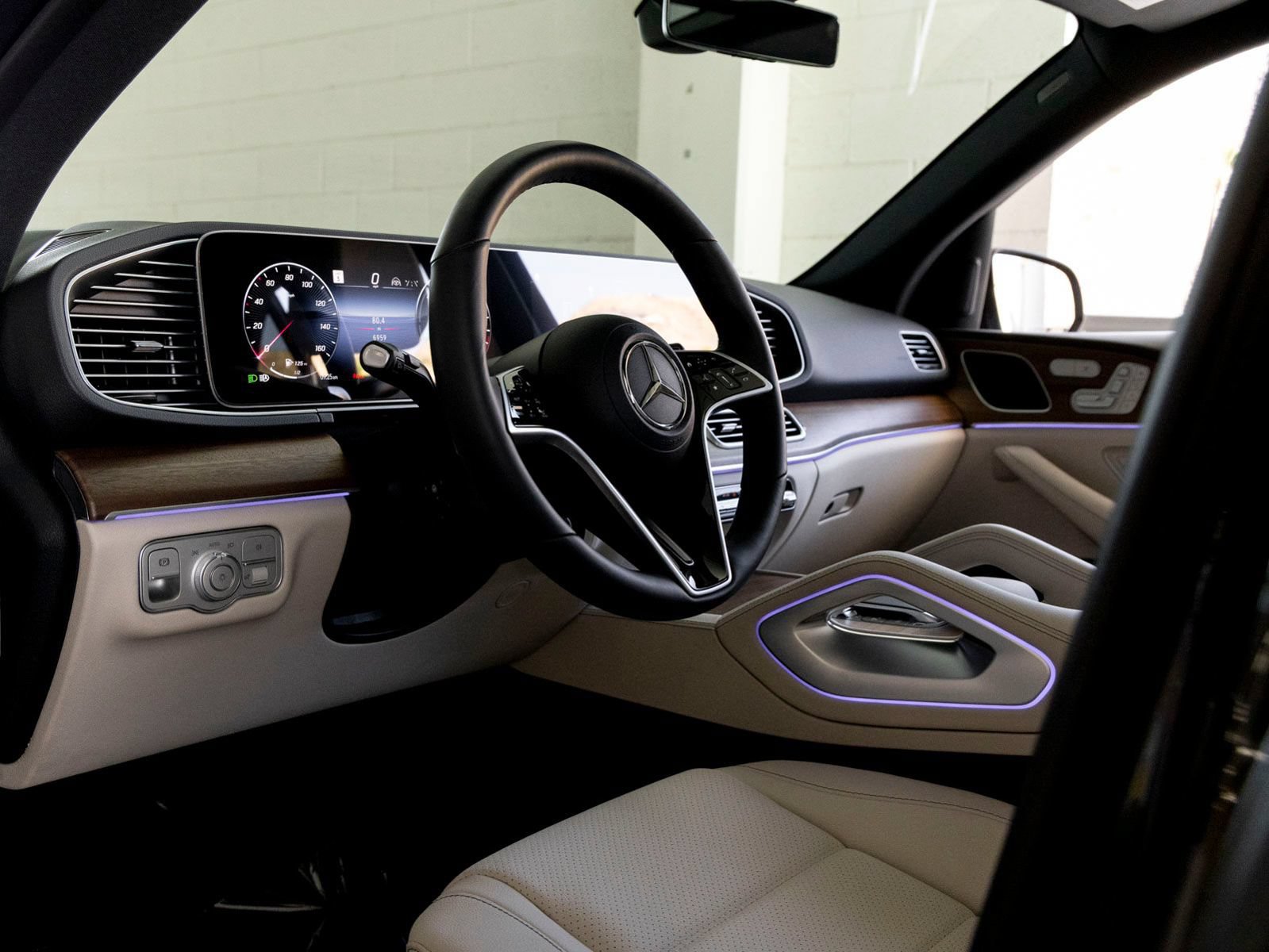 Certified 2025 Mercedes-Benz GLE 450e 4MATIC w/ Driver Assistance Package image 13