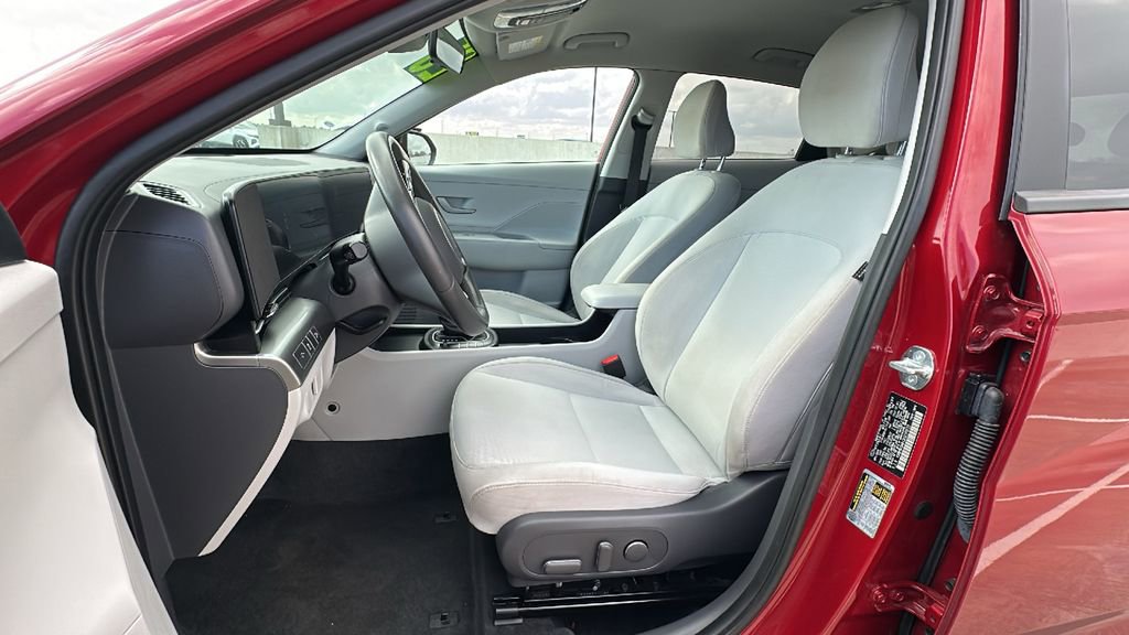 Used 2025 Hyundai Kona SEL image 4