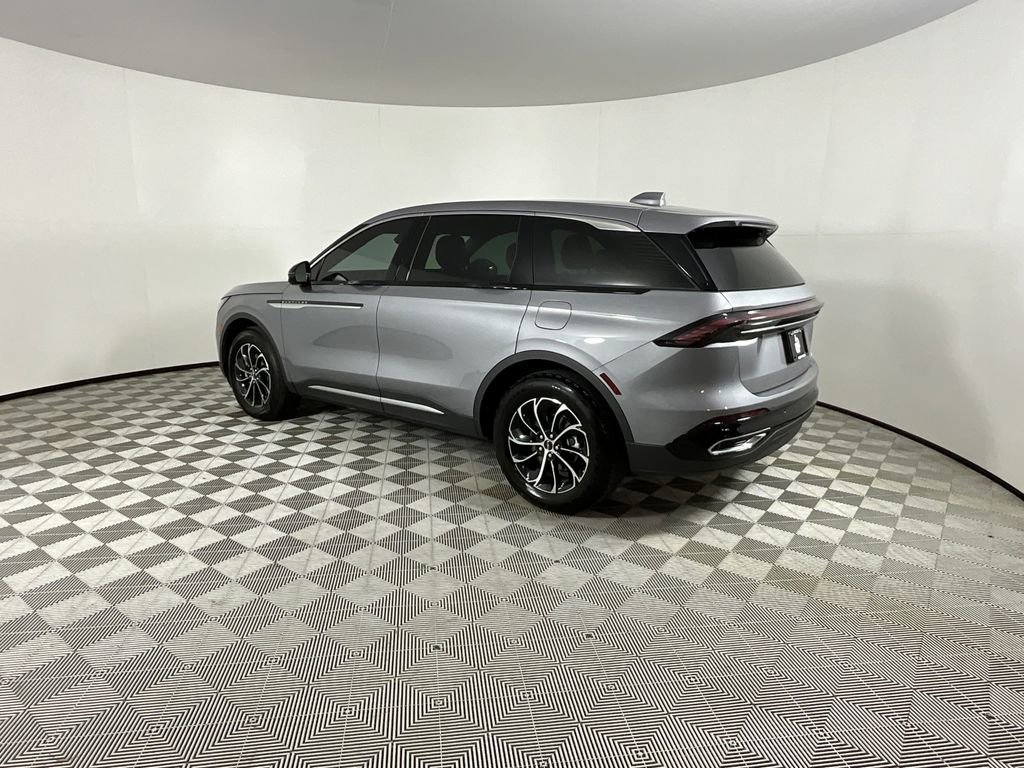 Used 2025 Lincoln Nautilus Premier image 3