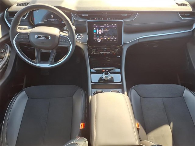 Used 2025 Jeep Grand Cherokee Altitude image 16