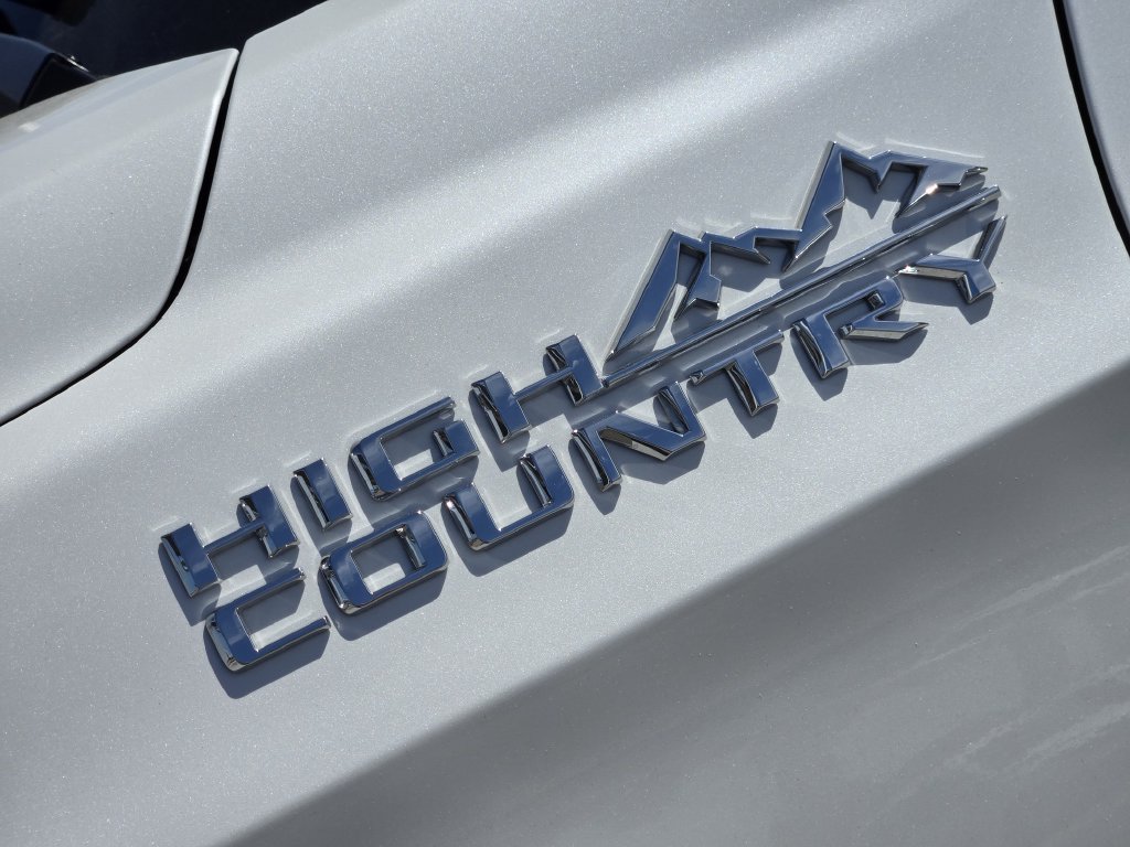 Certified 2025 Chevrolet Suburban High Country AWD/4WD image 10