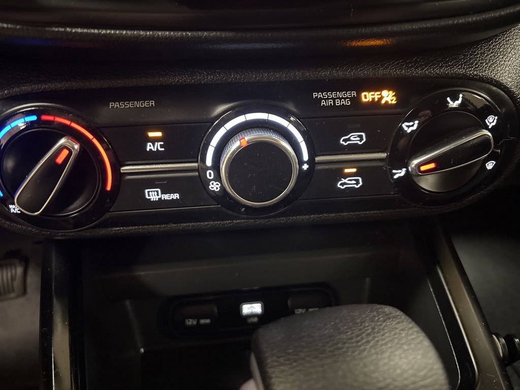 Used 2025 Kia Soul LX FWD image 11