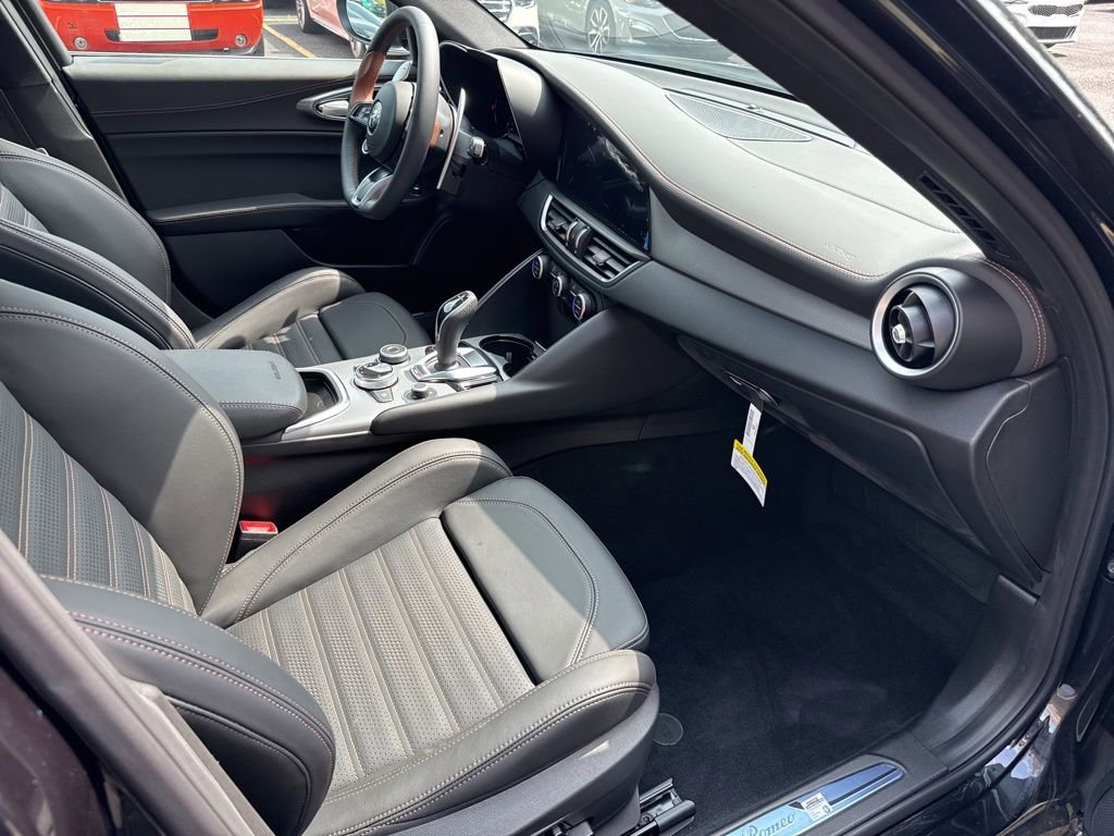 New 2025 Alfa Romeo Giulia AWD w/ Driving Assist Package image 22