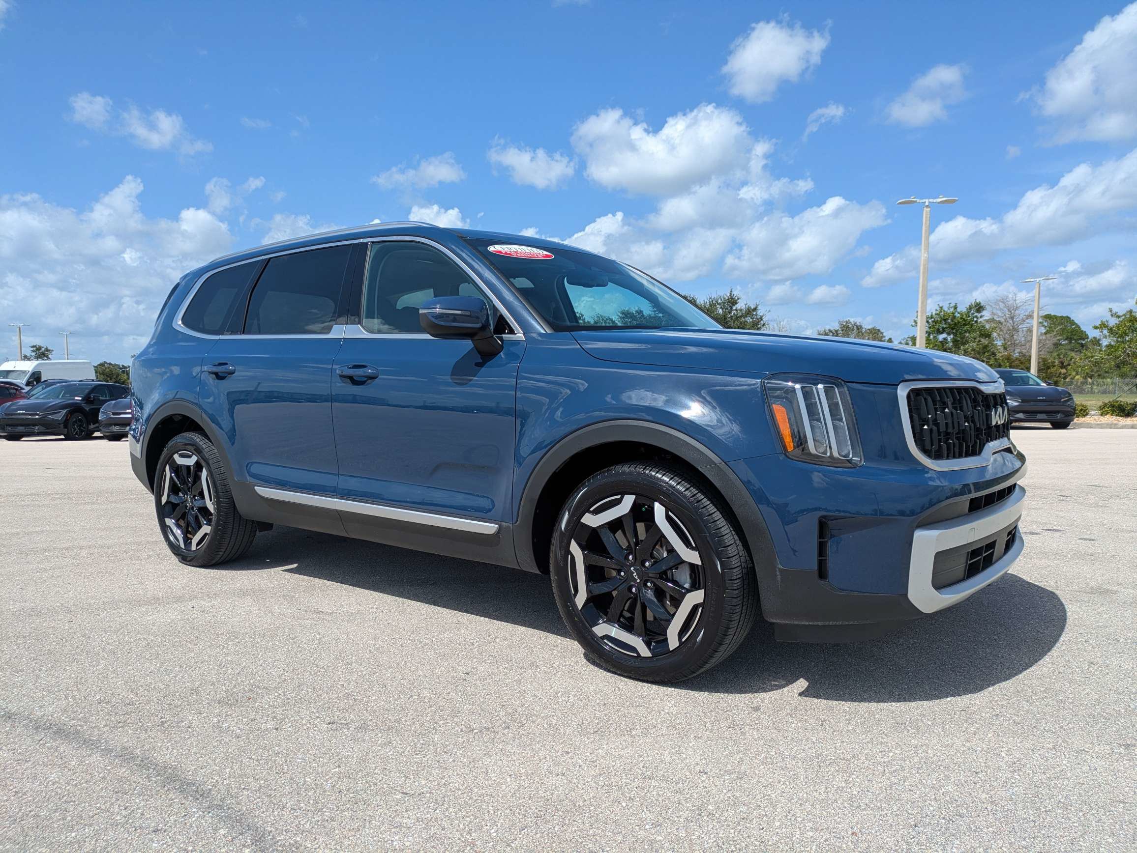 Certified 2025 Kia Telluride EX w/ EX Captain's Chair Package AWD/4WD image 2
