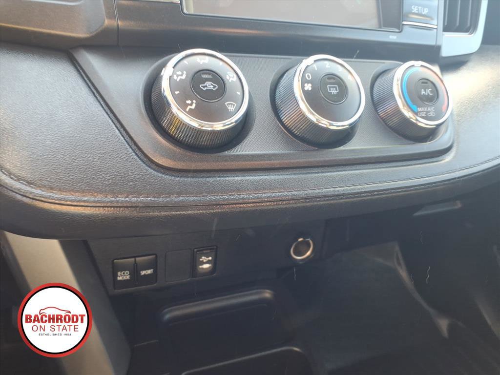 Used 2018 Toyota RAV4 LE AWD/4WD image 11