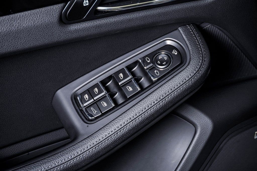 Certified 2025 Porsche Macan AWD/4WD image 25