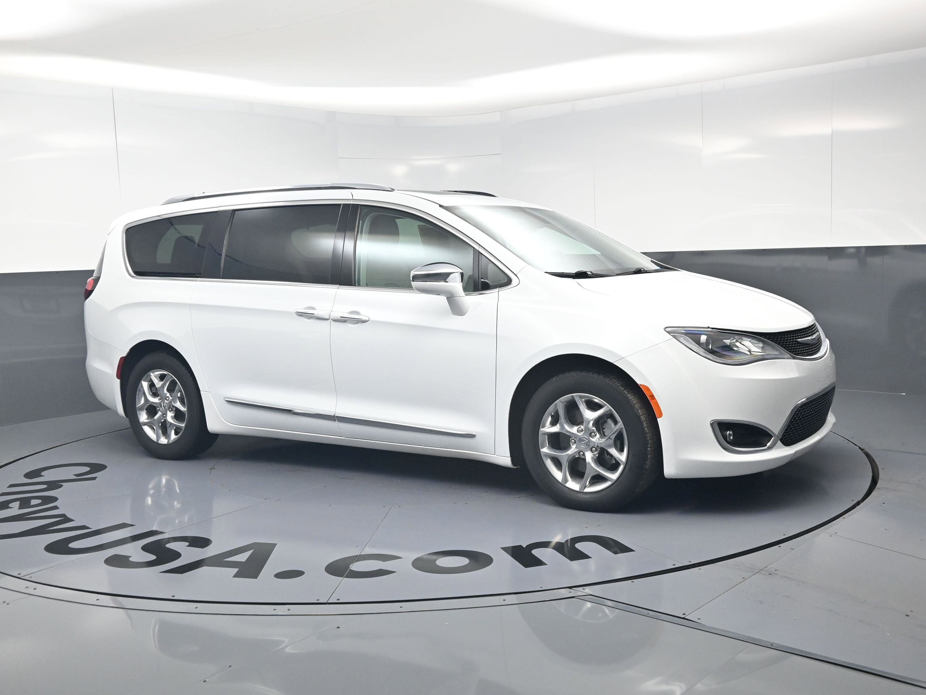 Used 2017 Chrysler Pacifica Limited w/ UConnect Theater Package image 2