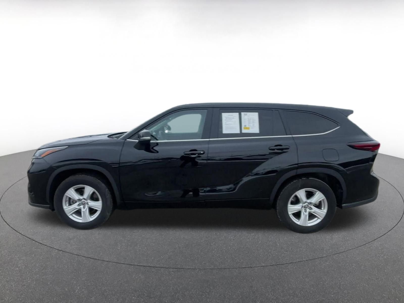 Used 2025 Toyota Highlander LE image 9