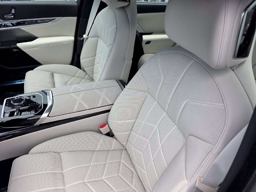 New 2026 BMW 750e xDrive w/ Executive Package AWD/4WD image 9
