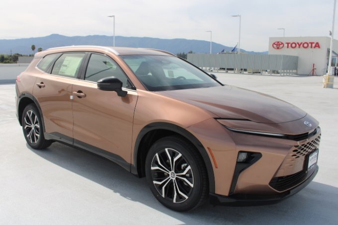 New 2026 Toyota Crown Signia AWD/4WD image 2