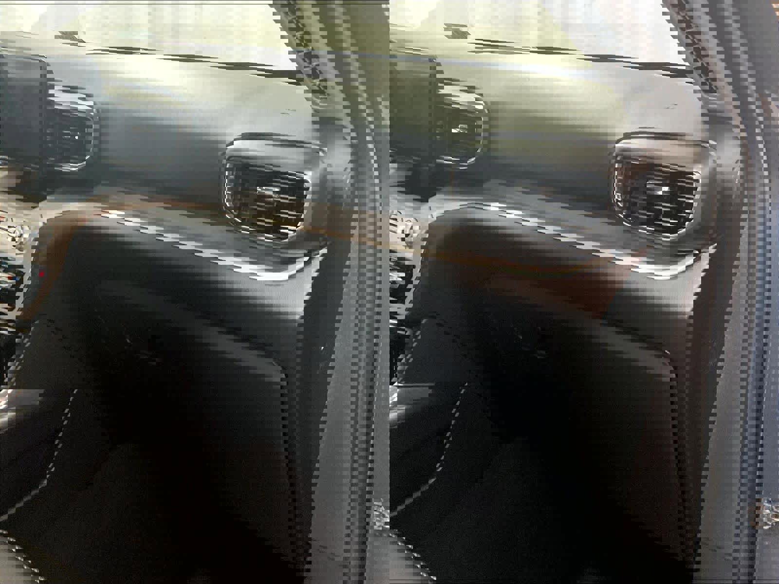 Used 2023 Ford Explorer XLT w/ Equipment Group 202A image 10