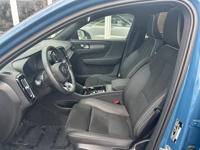 Certified 2025 Volvo XC40 B5 Plus AWD/4WD image 17
