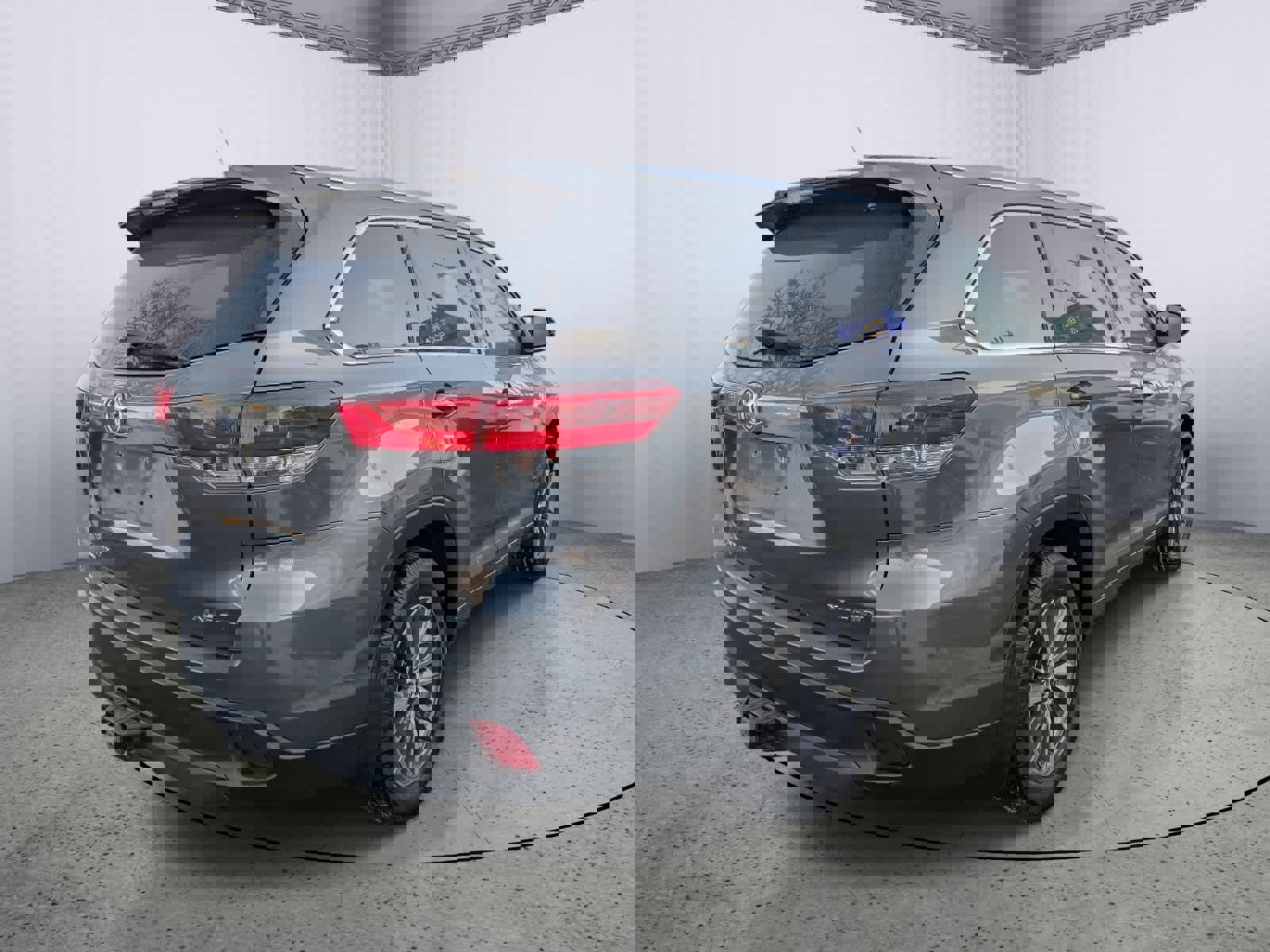 Used 2018 Toyota Highlander XLE image 3