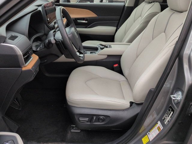 Certified 2025 Toyota Grand Highlander AWD image 8