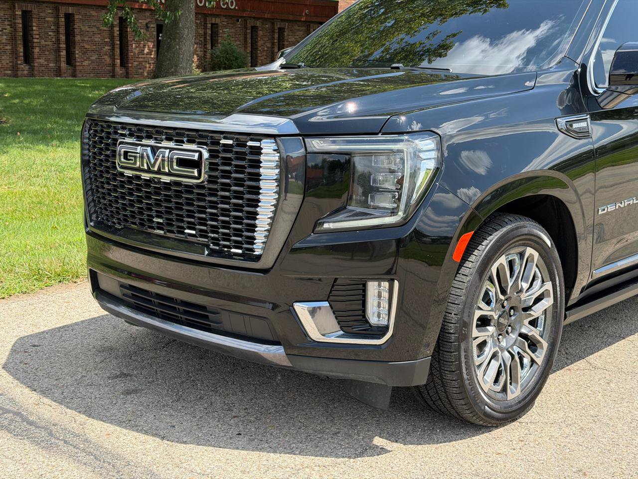 Used 2023 GMC Yukon XL Denali Ultimate AWD/4WD image 10