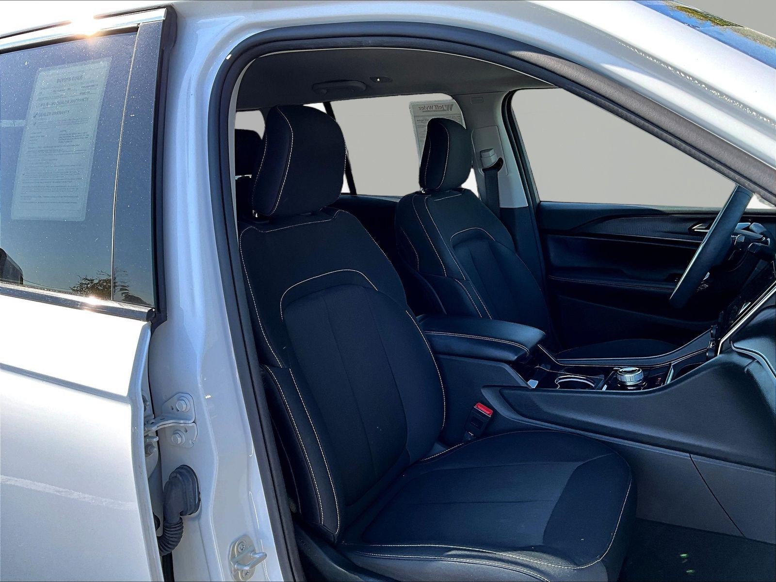 Used 2023 Jeep Grand Cherokee Laredo AWD/4WD image 29