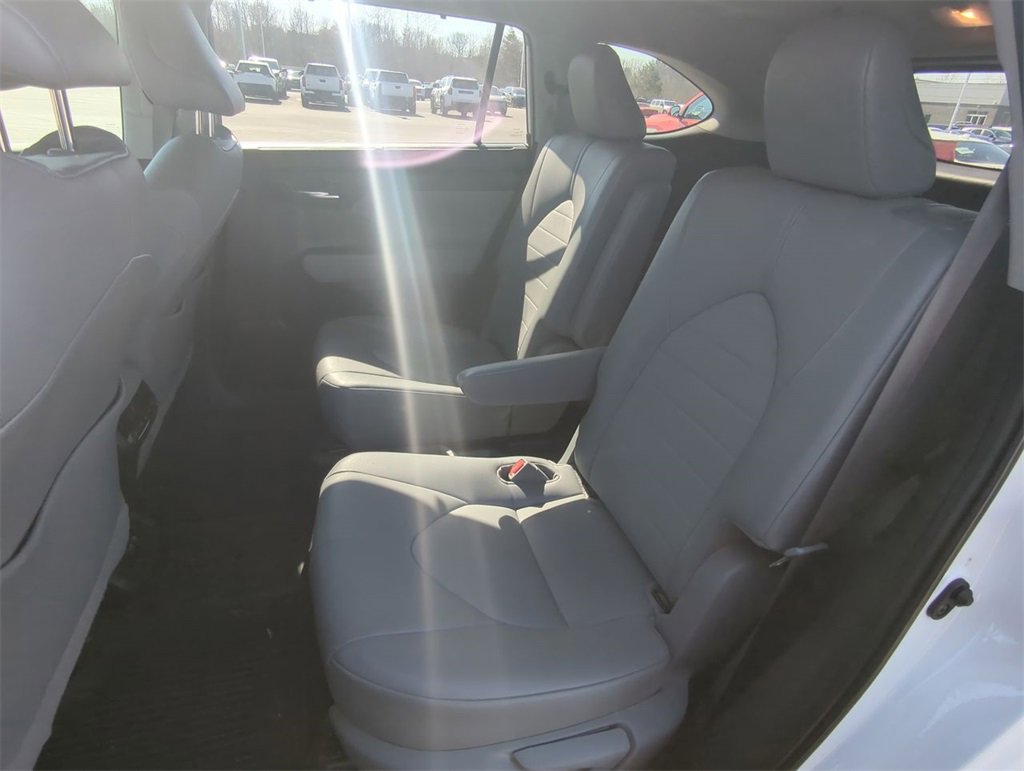Used 2021 Toyota Highlander XLE image 30