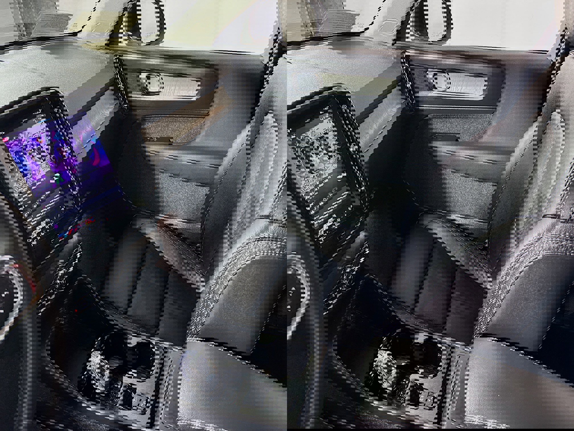 Used 2023 Volvo XC40 B5 Plus image 24