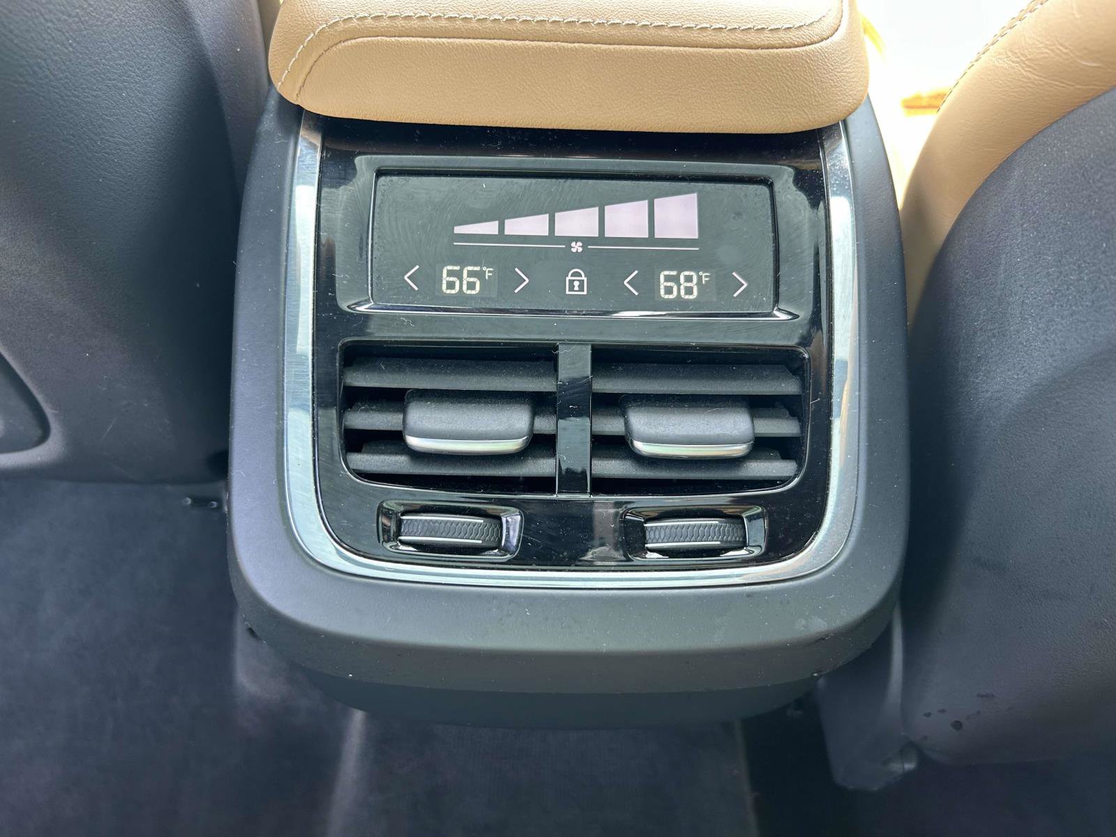 Certified 2023 Volvo XC60 B5 Ultimate image 15