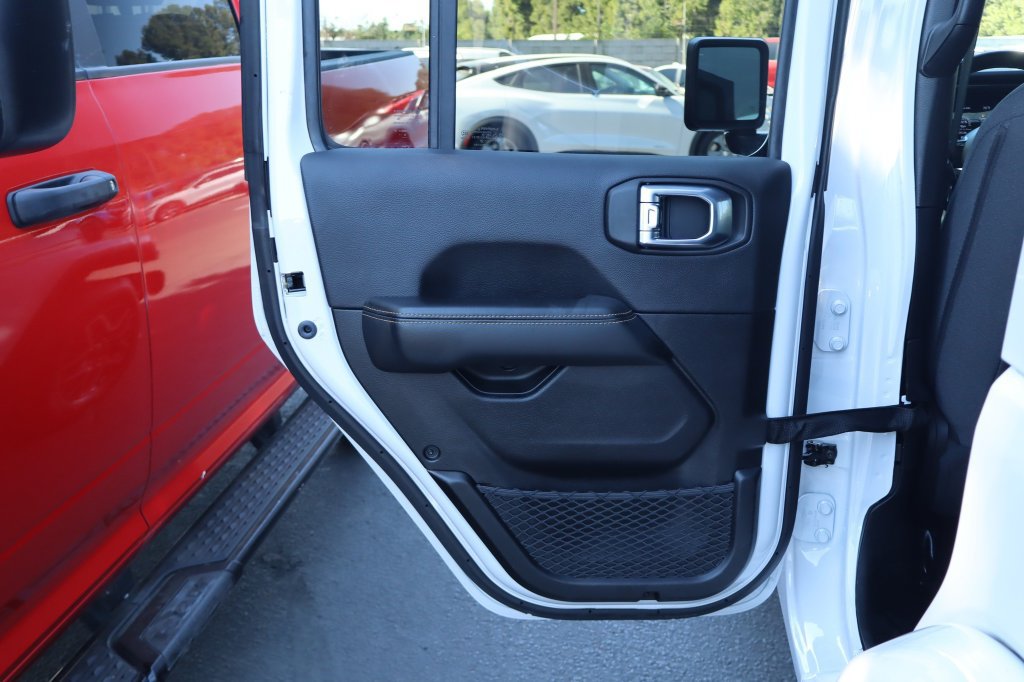 Certified 2026 Jeep Wrangler Unlimited Sahara AWD/4WD image 31