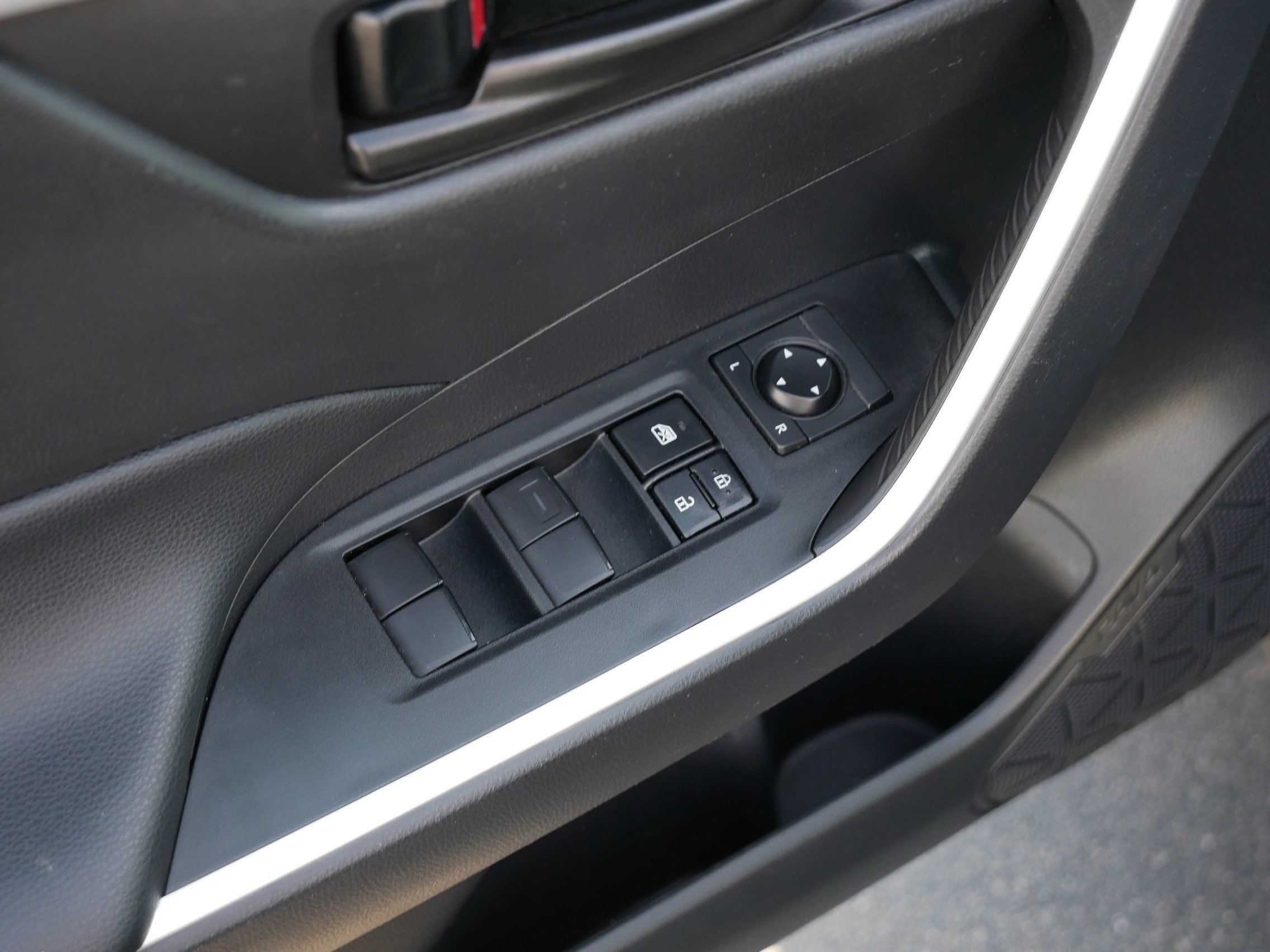 Used 2023 Toyota RAV4 LE AWD/4WD image 19