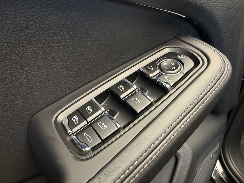 Used 2024 Porsche Macan Turbo AWD/4WD image 21