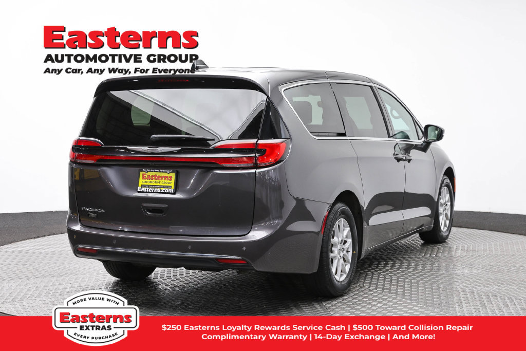Used 2023 Chrysler Pacifica Touring-L FWD image 6