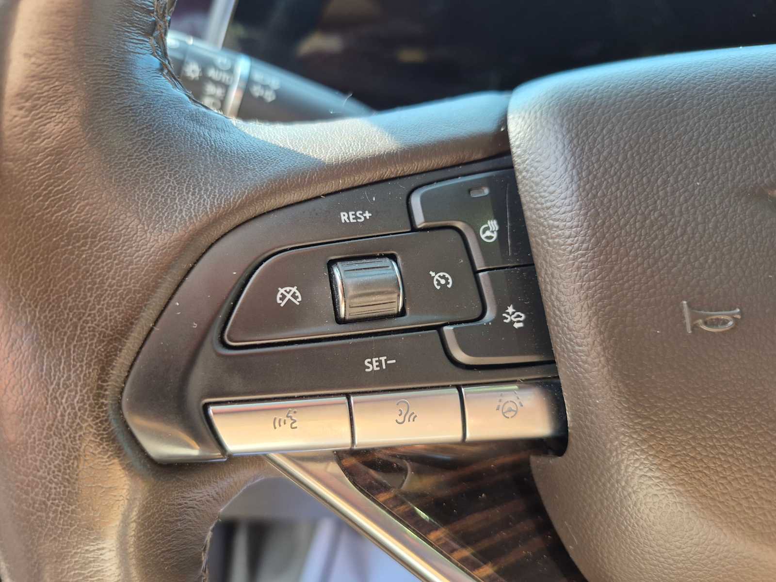 Used 2021 Cadillac Escalade ESV Premium Luxury w/ Driver Assist Tech Package AWD/4WD image 18