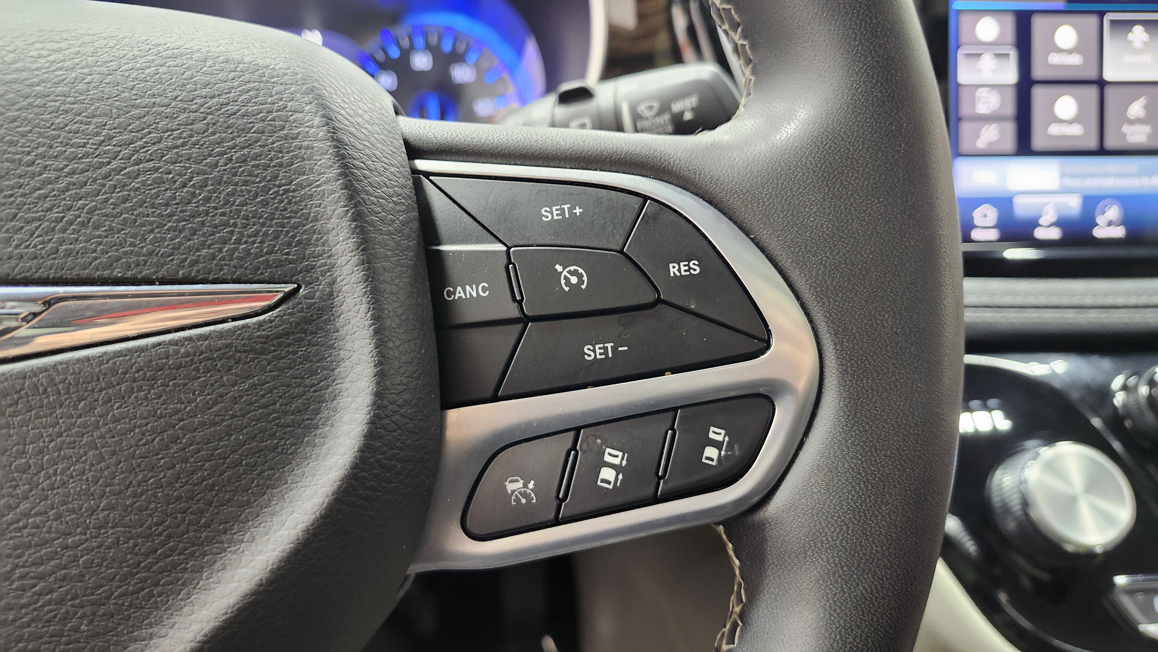 Used 2023 Chrysler Pacifica Limited image 34