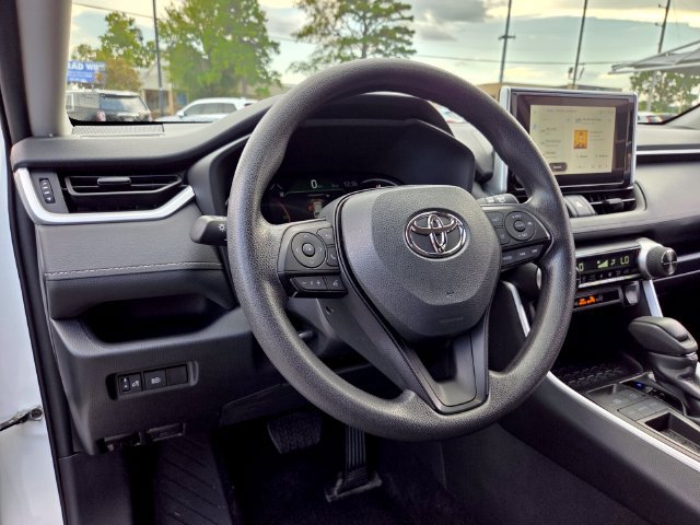 Used 2025 Toyota RAV4 XLE FWD image 11