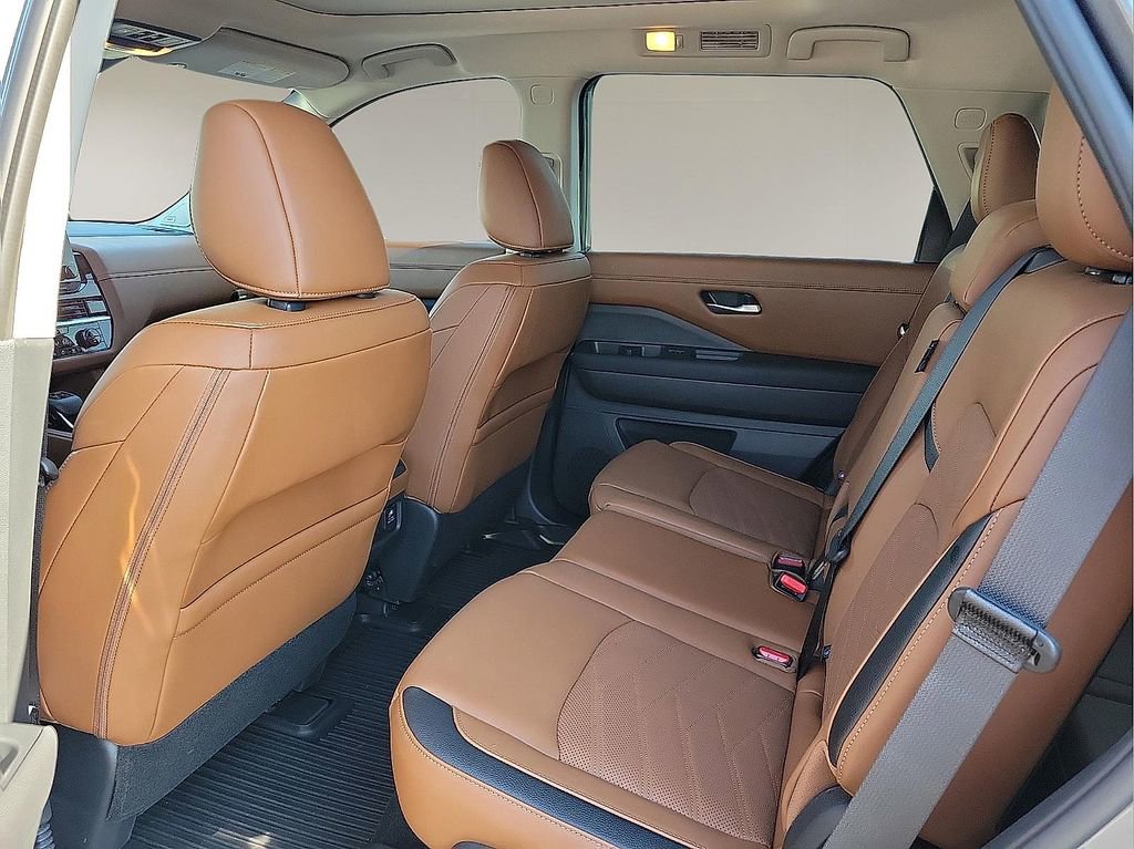Used 2025 Nissan Pathfinder Platinum w/ Cargo Package image 10