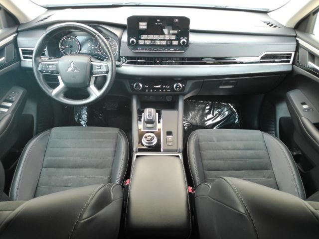 Used 2024 Mitsubishi Outlander FWD image 3