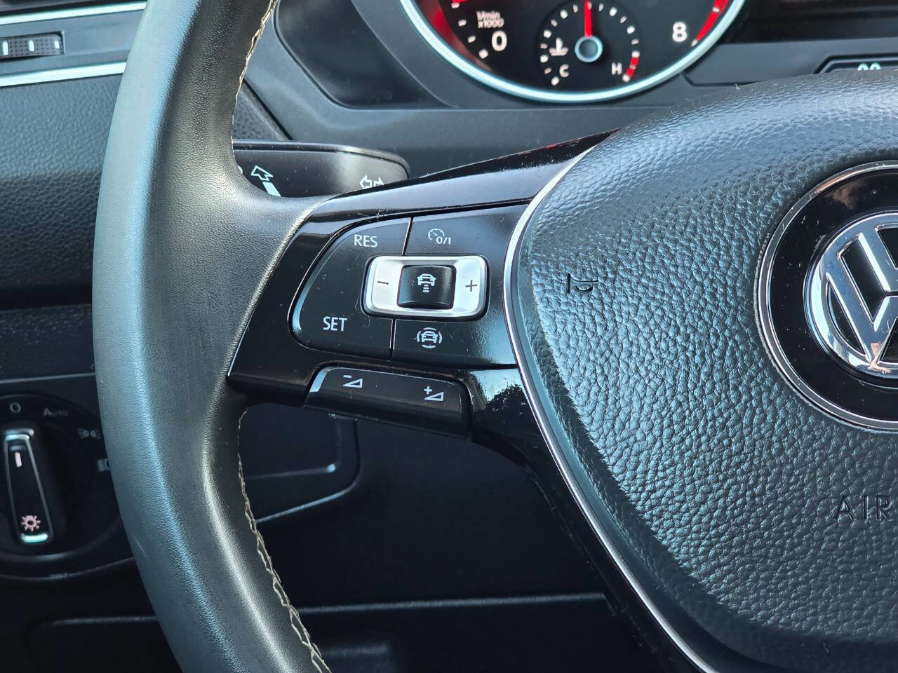 Used 2021 Volkswagen Tiguan SE 4dr SUV image 14