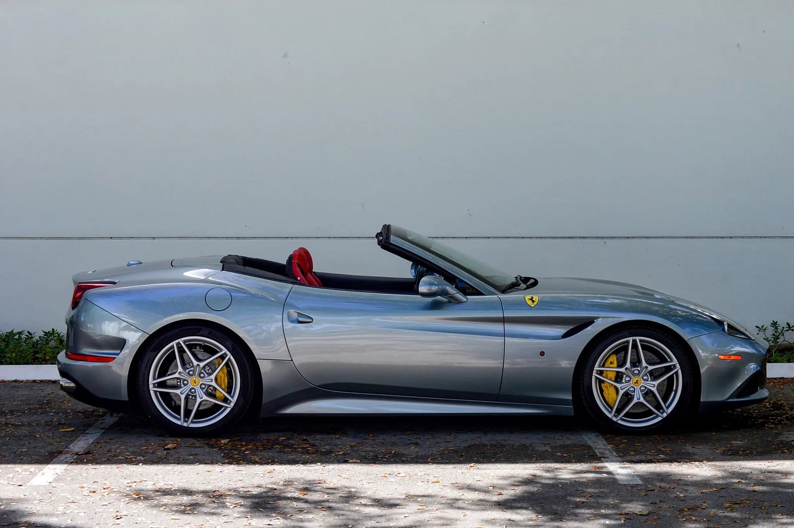 Used 2015 Ferrari California T RWD image 23