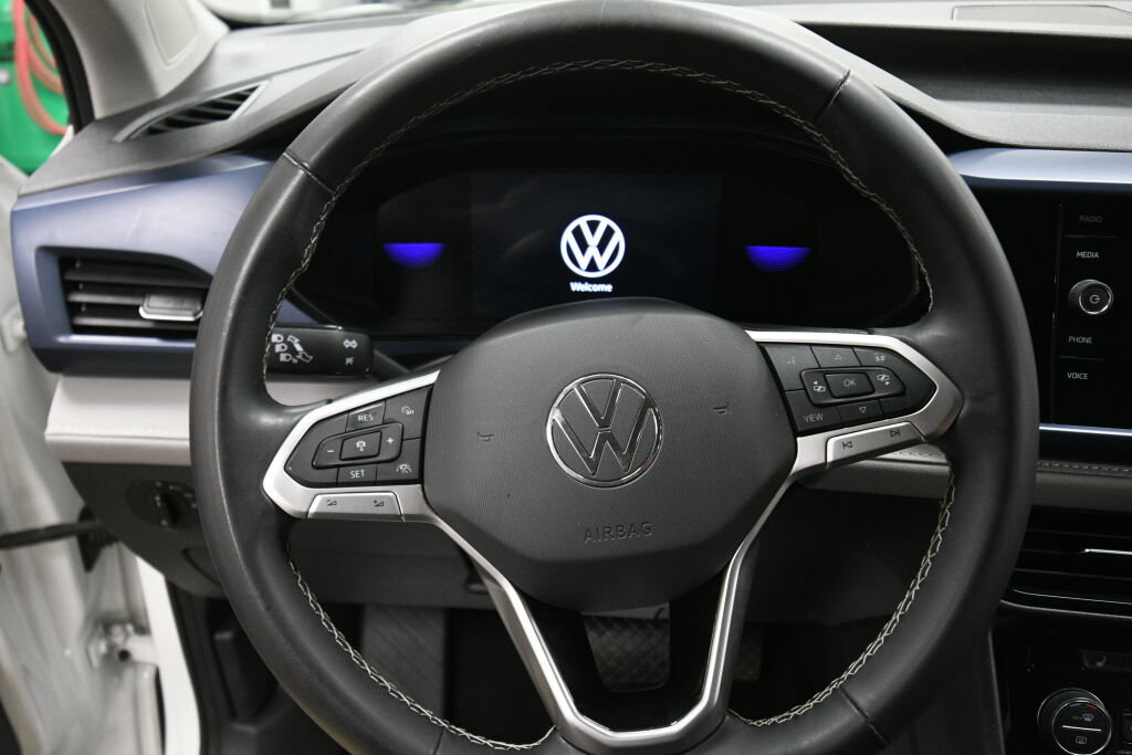 Used 2024 Volkswagen Taos SE FWD image 12