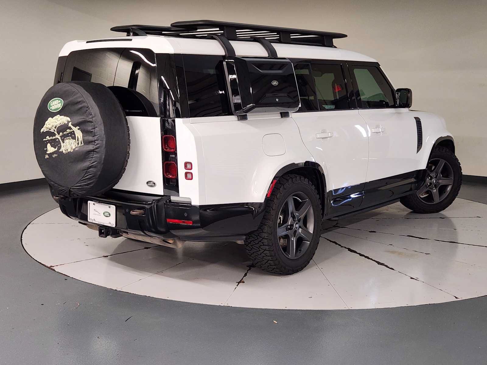 Used 2023 Land Rover Defender 130 X-Dynamic SE AWD/4WD image 2