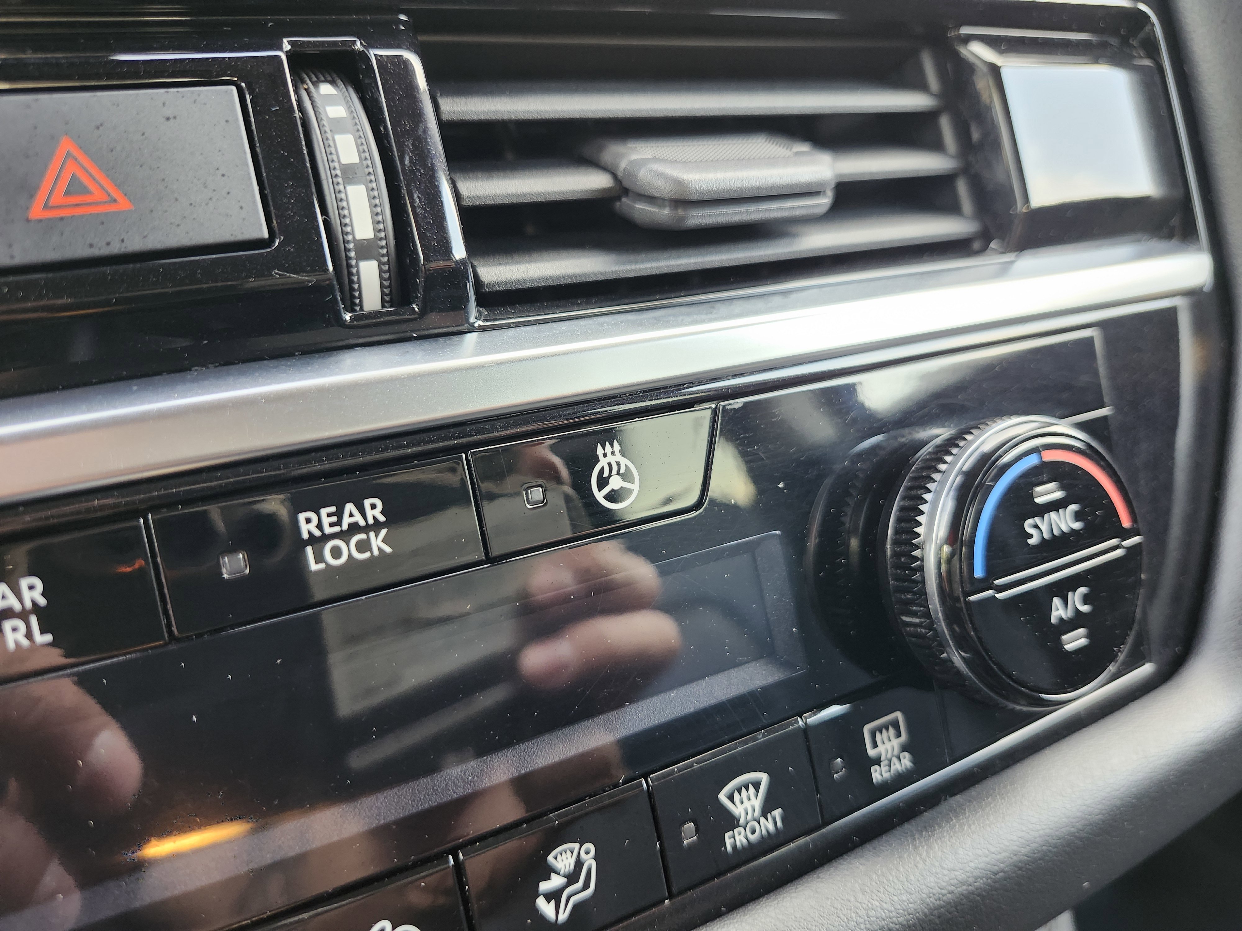 Used 2024 Nissan Pathfinder SL AWD/4WD image 9