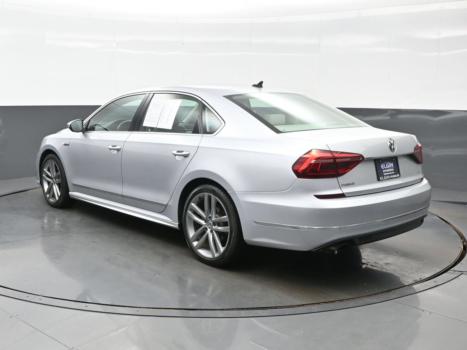 Used 2017 Volkswagen Passat 1.8T R-Line FWD image 4