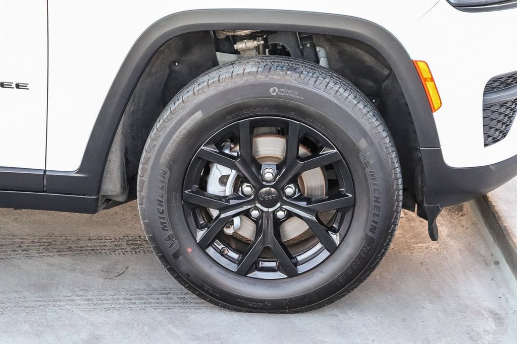 Used 2025 Jeep Grand Cherokee Altitude AWD/4WD image 11