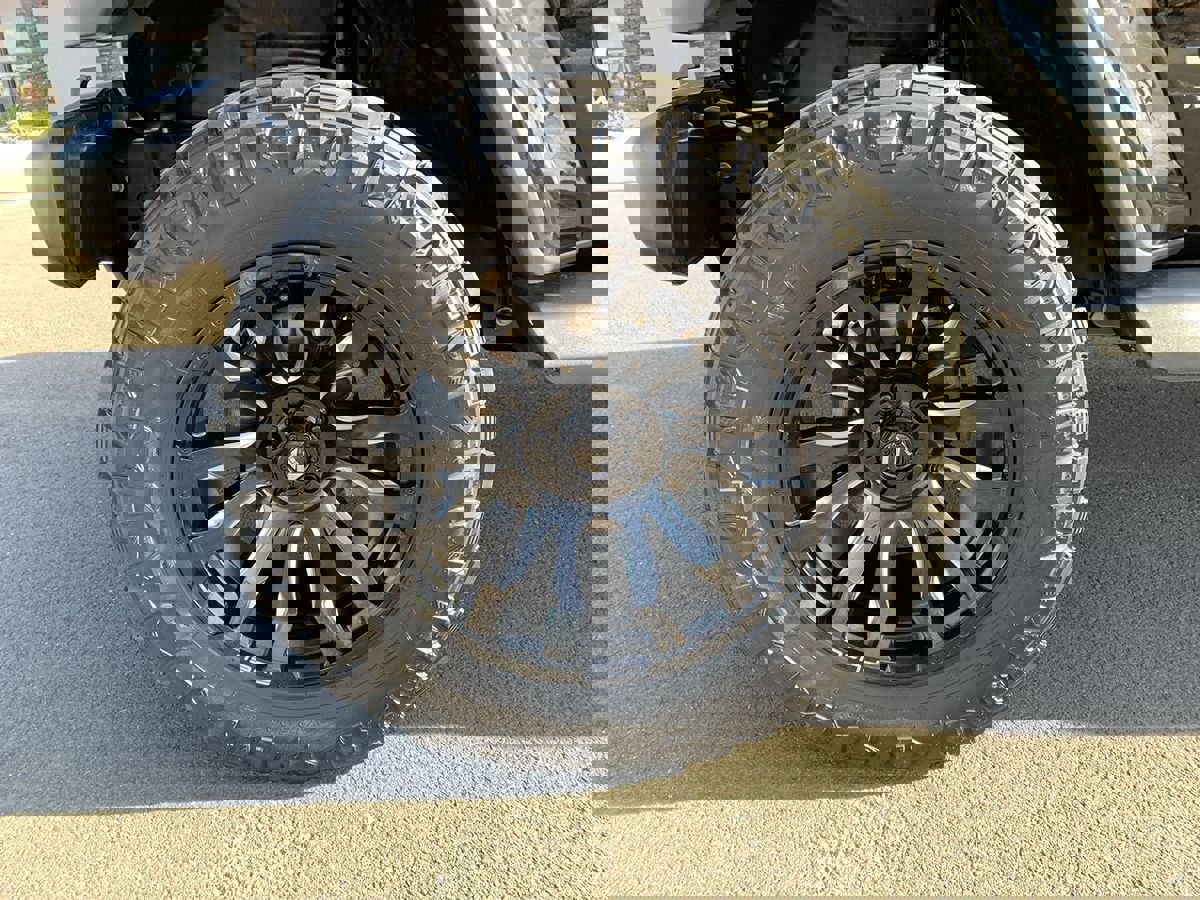 Used 2019 Jeep Wrangler Unlimited Sahara w/ Uconnect 4C Nav & Sound Group AWD/4WD image 12