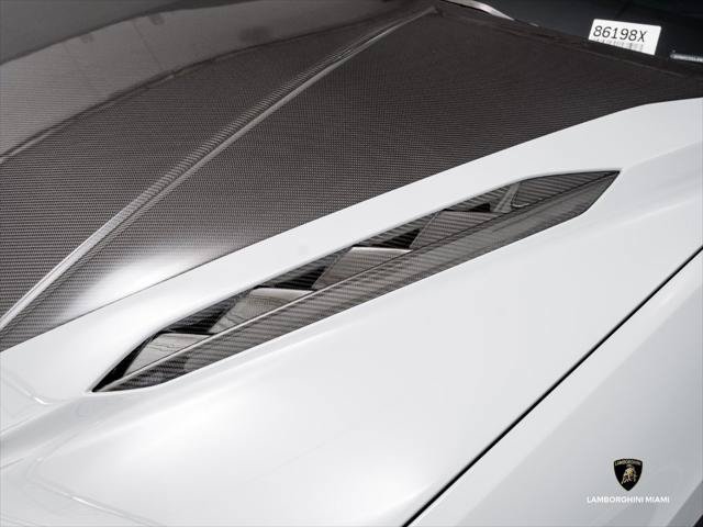 Used 2024 Lamborghini Urus Performante AWD/4WD image 7