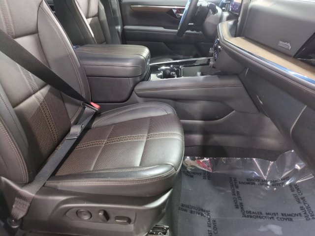 Used 2025 Chevrolet Tahoe High Country AWD/4WD image 32