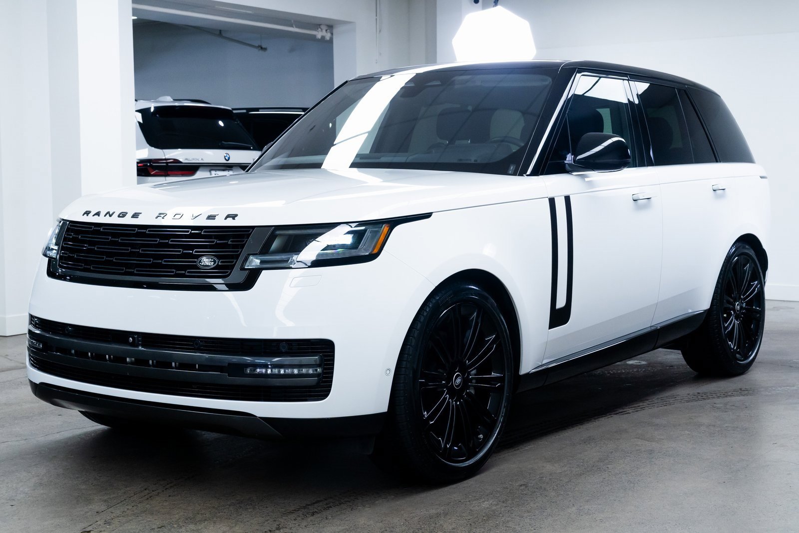 Used 2022 Land Rover Range Rover SE image 3