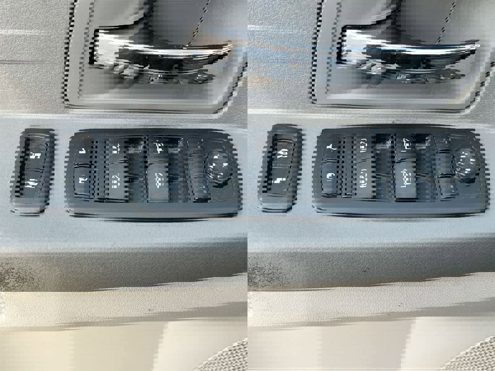 Used 2009 Chrysler Town & Country LX image 17