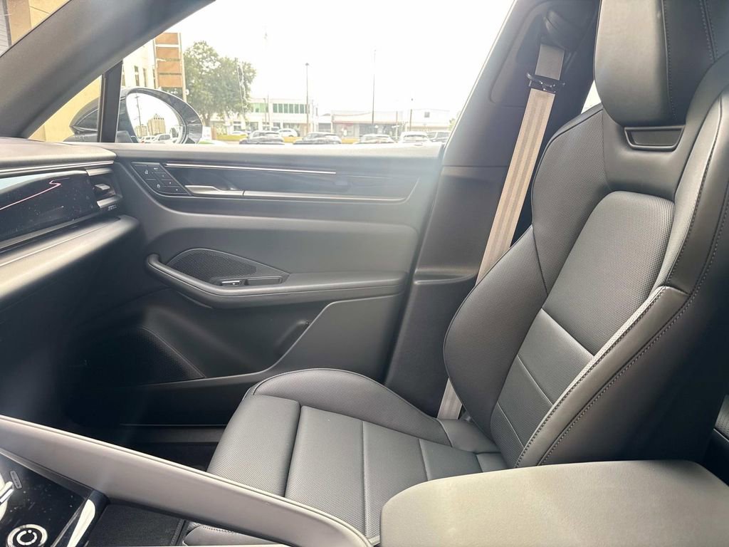 New 2025 Porsche Macan 4S Electric image 17