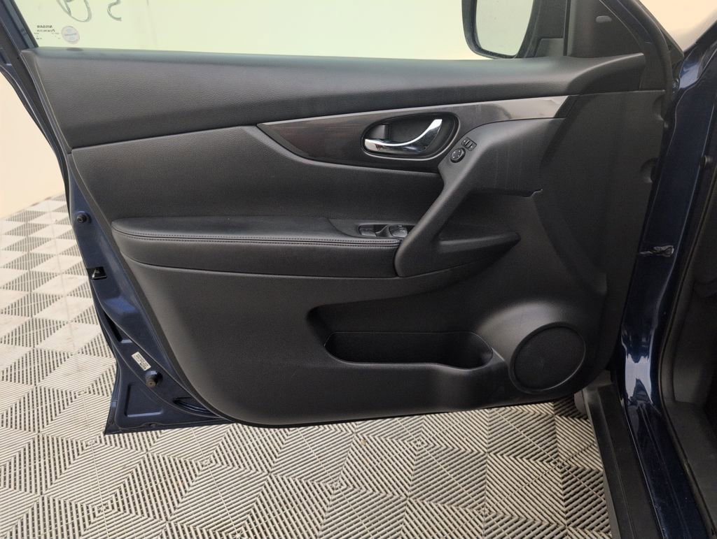 Used 2017 Nissan Rogue SV w/ SV Premium Package image 32