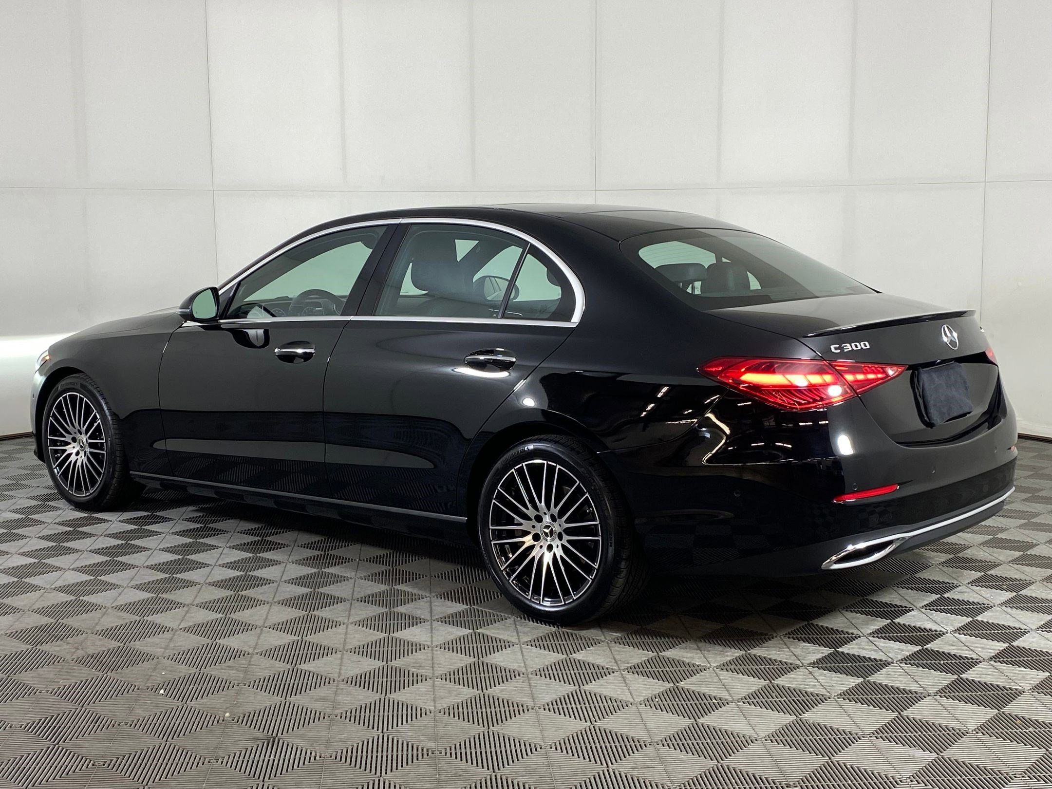 Used 2025 Mercedes-Benz C 300 4MATIC Sedan image 3