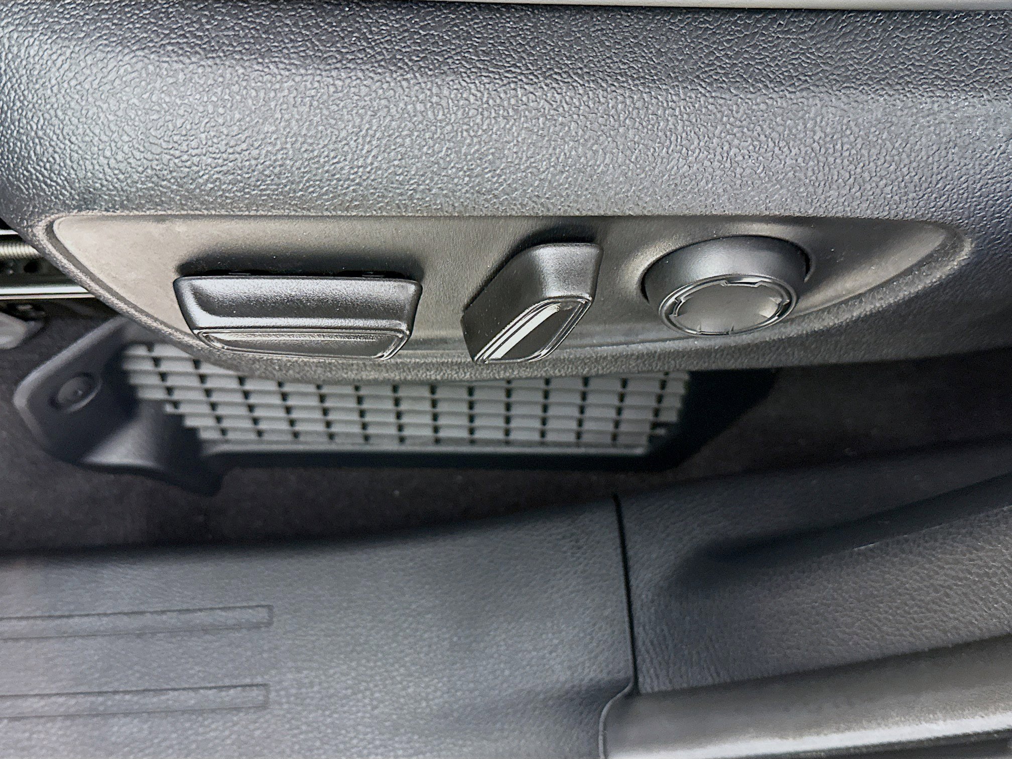Used 2025 Toyota Sienna XLE FWD image 24