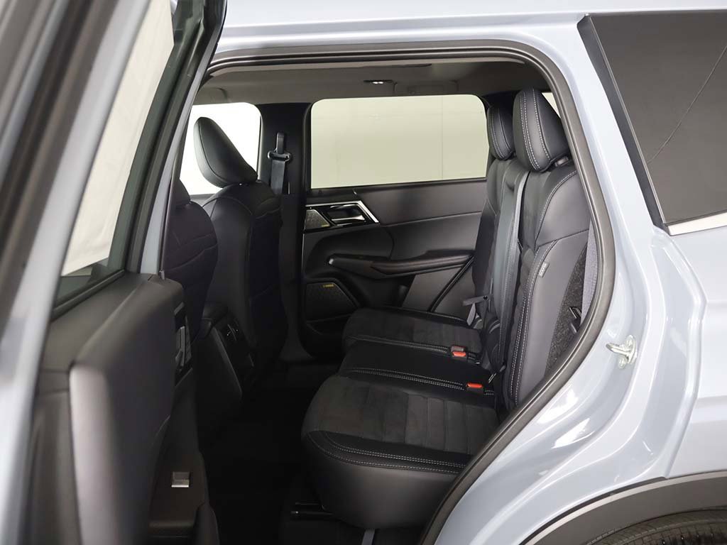 New 2025 Mitsubishi Outlander SE image 34