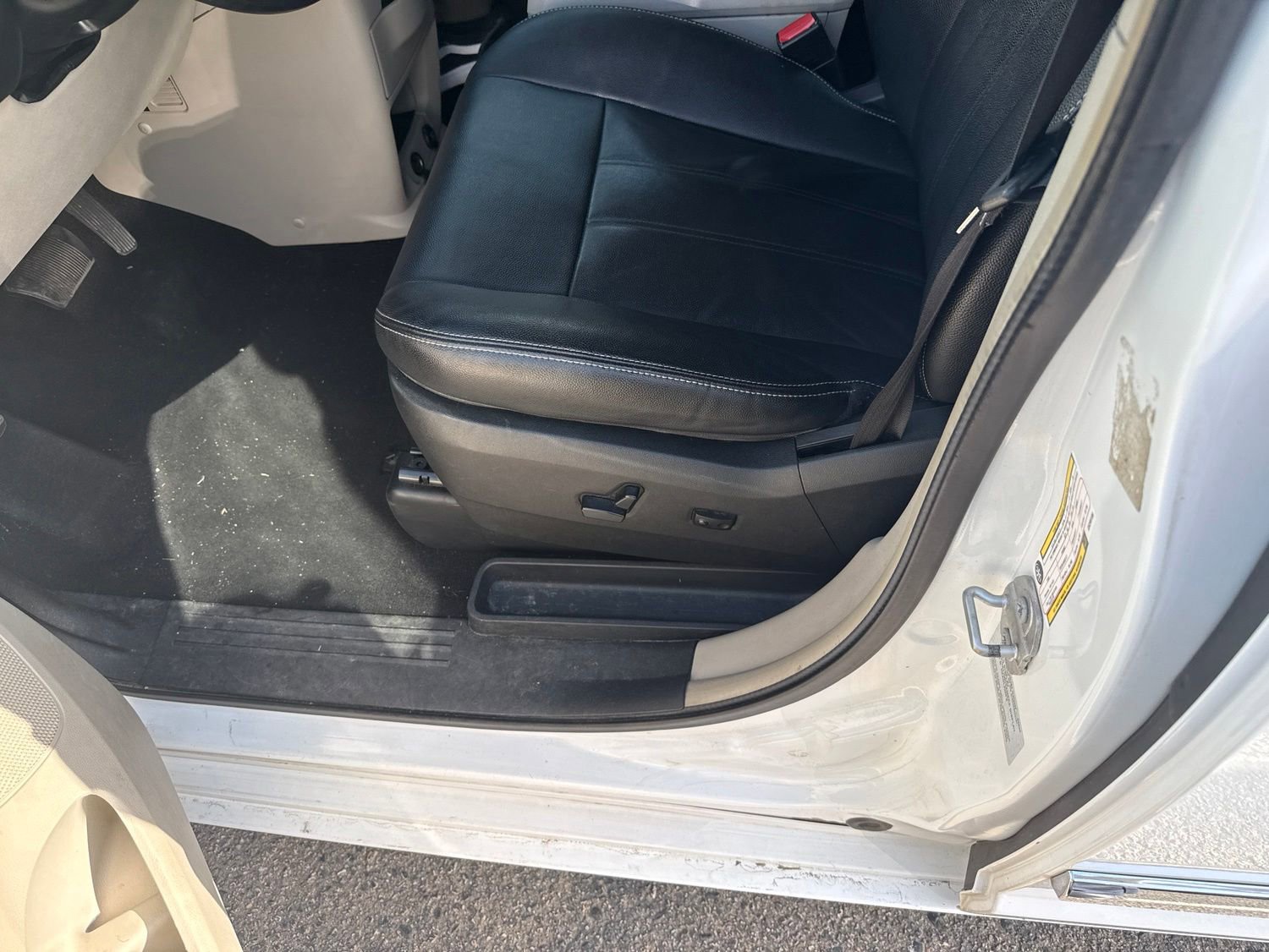 Used 2016 Chrysler Town & Country Touring FWD image 2